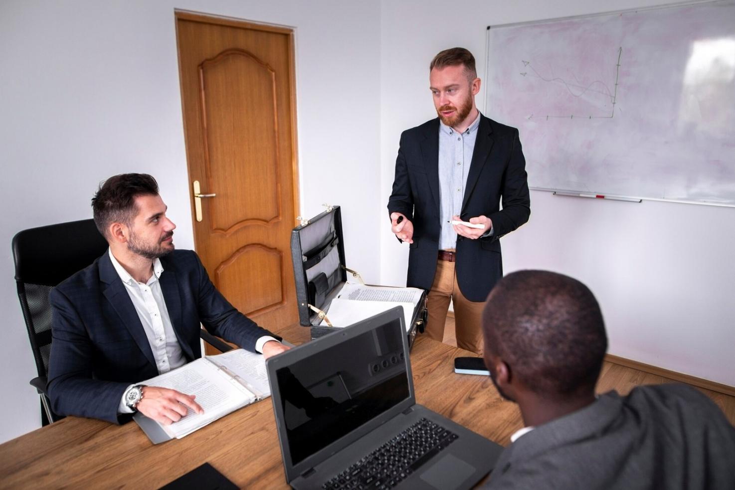 Espace de travail numérique moderne avec plusieurs écrans affichant des données financières et des outils d'analyse