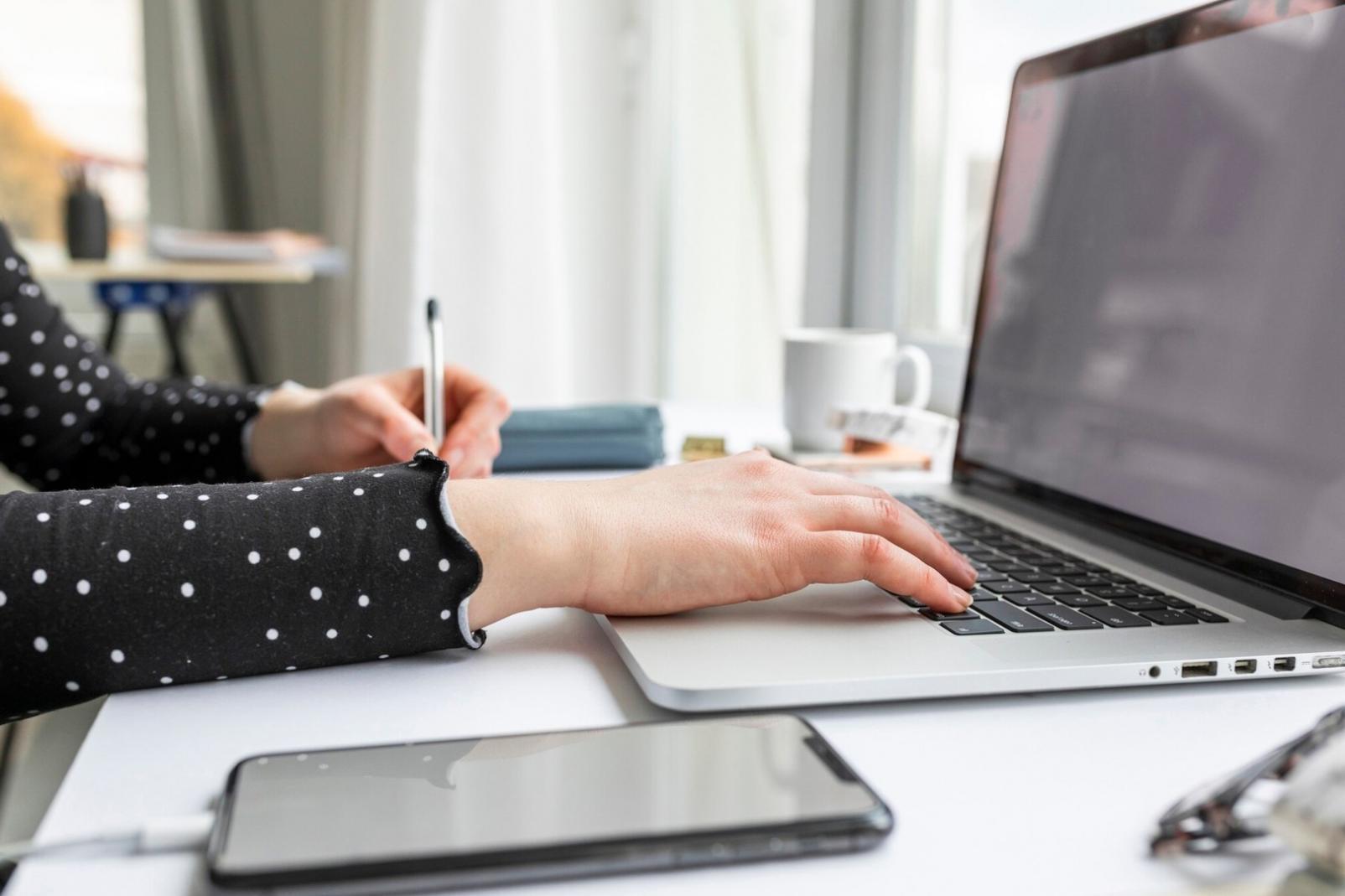 Espace de travail moderne avec documents de stratégie et ordinateur